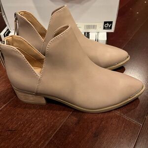 NWT Dolce Vita Women's Taupe Ankle Boots